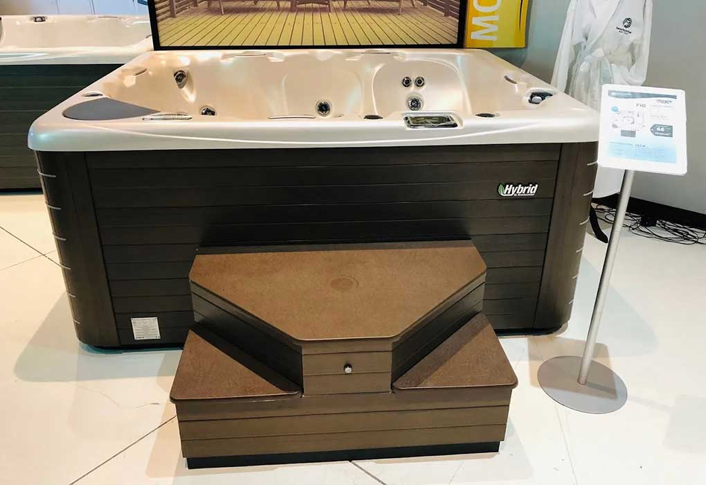 hot tub in Oakville