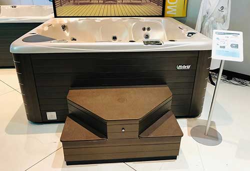 hot tub in Oakville
